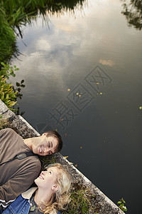 对躺在河脚桥上的年轻夫妇俯视图片