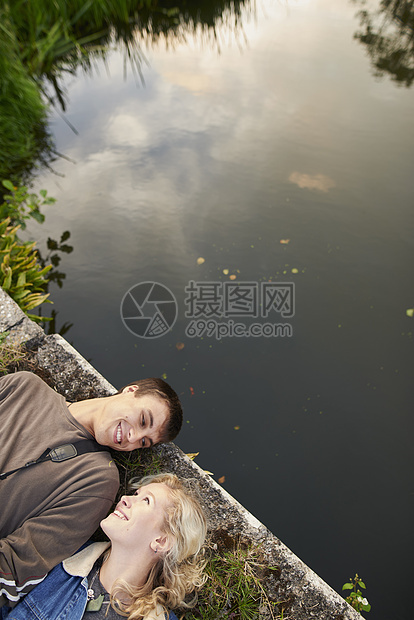 对躺在河脚桥上的年轻夫妇俯视图片