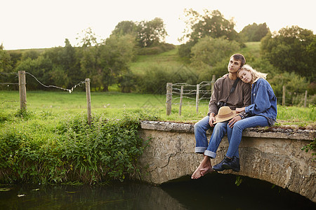 坐在河脚桥上的罗姆青年夫妇图片
