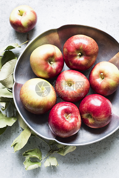 碗中的苹果顶端视图图片