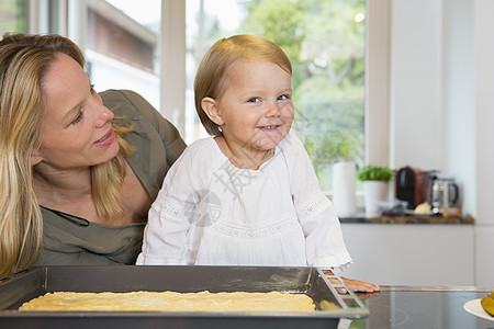 厨房女幼儿和母亲的肖像图片