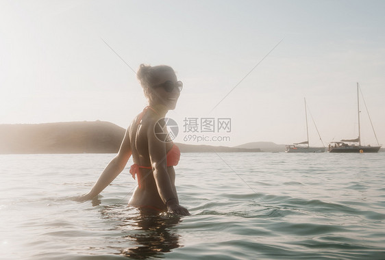 西班牙巴利阿里群岛梅诺卡岛一名中年妇女在海上涉水图片