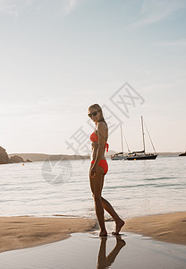 西班牙巴利阿里群岛Menorca的海滩上穿着比基尼的美女肖像图片