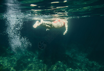 西班牙巴利阿里群岛梅诺卡女子游泳水下景观图片