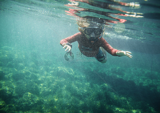 西班牙巴利阿里群岛梅诺卡男孩浮潜的水下视图图片