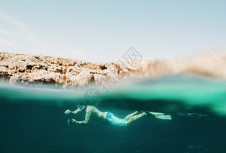 西班牙巴利阿里群岛梅诺卡成熟人海浮潜的水下表面视图图片