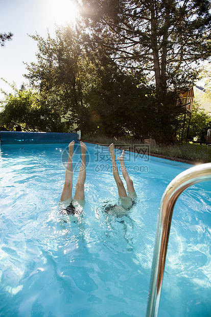 两个少女潜入游泳池图片