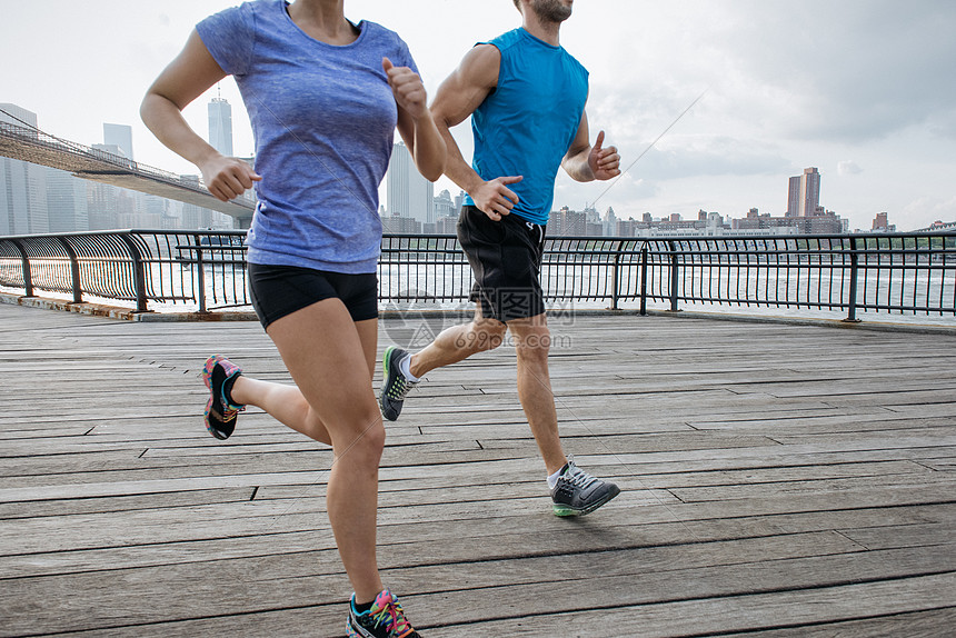在美国纽约河边奔跑的男女选手图片