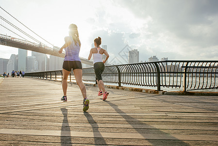 在美国纽约布鲁克林桥前运行的两名女跑朋友图片