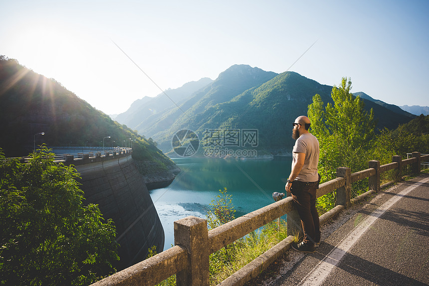 欣赏意大利加尔达湖的人图片