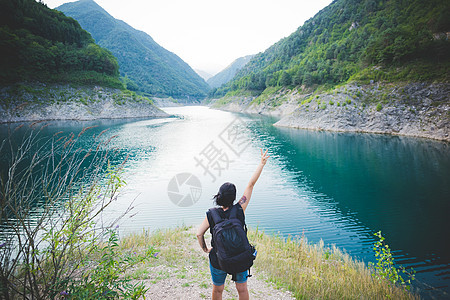 意大利加尔达湖旅游者举臂图片