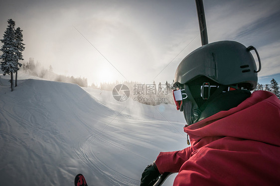 加拿大不列颠哥伦比亚省WhistlerBlackcomb雪景上滑雪者的肩后视图图片