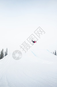 加拿大不列颠哥伦比亚省Whistler地形公园中空自由式滑雪机图片