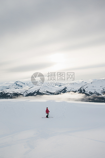 加拿大不列颠哥伦比亚省WhistlerBlackcomb黑牙前滑雪者侧视图图片