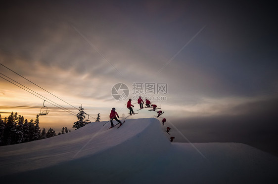 加拿大不列颠哥伦比亚省WhistlerBlackcomb滑雪者在半空中做开关软木540的多张图片图片