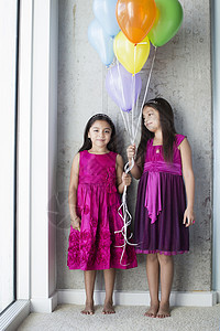 两个拿着气球的年轻女孩肖像图片