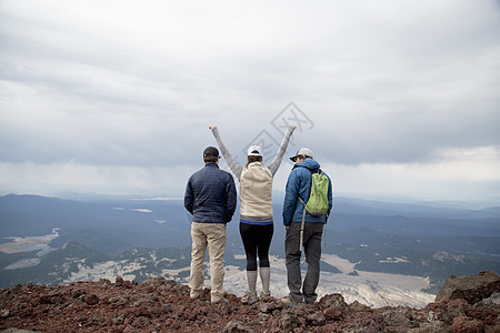 三个朋友站在南修女火山顶峰上观看景美国俄勒冈州本德图片