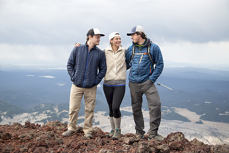 三个朋友站在美国俄勒冈州本德南修女火山顶峰上图片