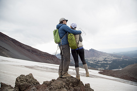 在美国俄勒冈州本德南修女火山顶峰上站着一对年轻夫妇图片