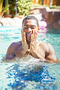 男性黑人在泳池里图片