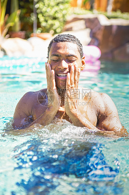 男性黑人在泳池里图片