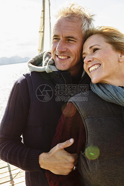 湖边微笑的成熟夫妇图片