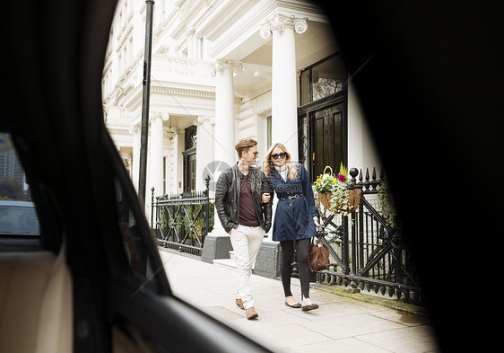 在英国伦敦街上漫步的年轻夫妇图片