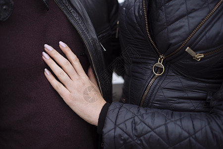 年轻女性的手紧贴男友图片