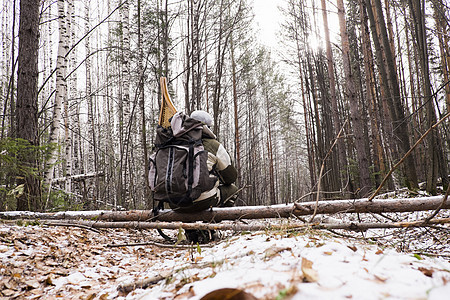 俄罗斯乌拉尔穿着雪鞋的男徒步旅行者图片