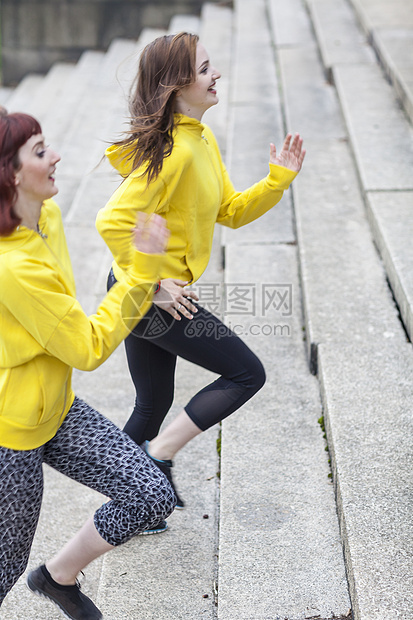 跑楼梯健身的女青年图片