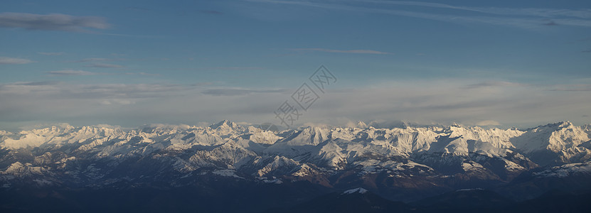 意大利和奥地利之间的阿尔卑斯山脉全景图片