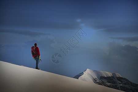登山者站在山脊上望风图片