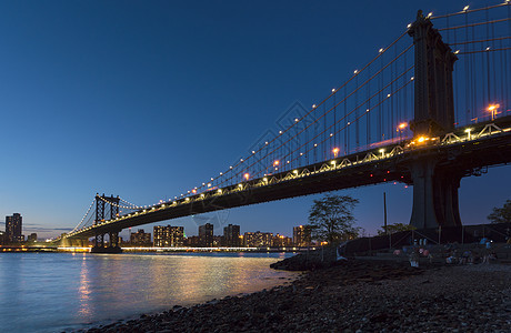 曼哈顿大桥的夜景背景图片