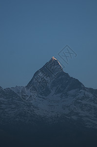 尼泊尔黑暗中雪盖山的峰图片