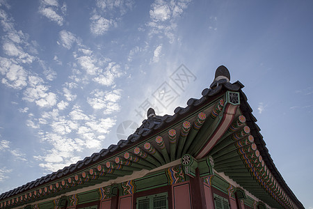 高塔屋顶和阴云蓝天的低角视野韩国首尔图片
