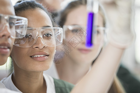 在实验室认真探索的的学生图片