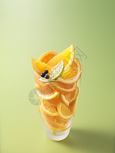 橙子石灰和果汁饮料杯中的成分图片