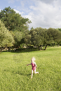 法国科西嘉省卡尔维市一名女婴在田野里奔跑图片