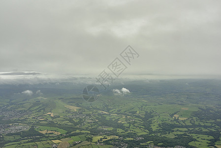 英国低云和遥远绿地的空中景象图片