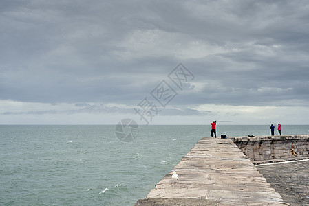 联合王国坎布里亚港口墙的渔民图片