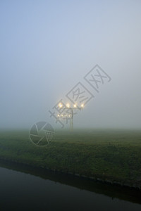 荷兰诺尔德霍阿姆斯特丹重雾中的机场图片