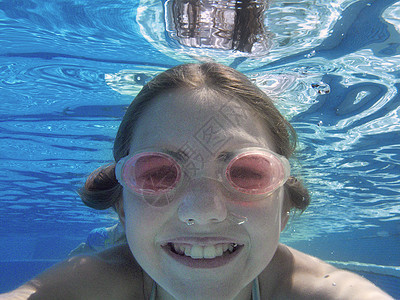 水下拍照的小女孩图片