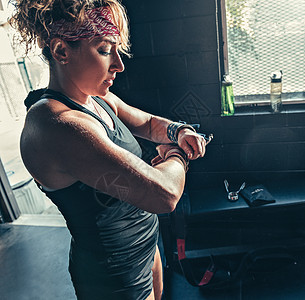 健身房佩戴手腕绷带的年轻女性图片