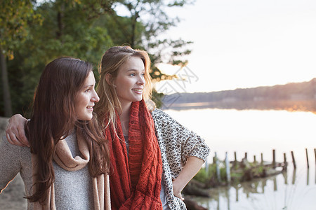 年轻妇女在湖边享受风景图片