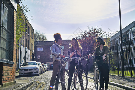城市地区妇女坐在自行车上图片