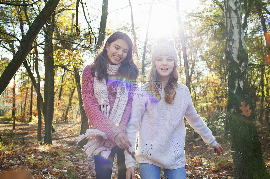 年轻女孩在森林里看着镜头微笑图片