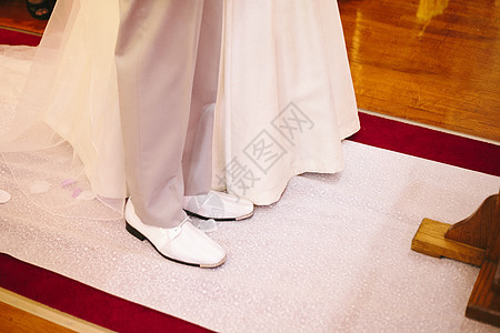 新娘和郎在教堂里站一起图片