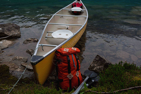 加拿大艾伯塔省公园湖边的独木舟图片