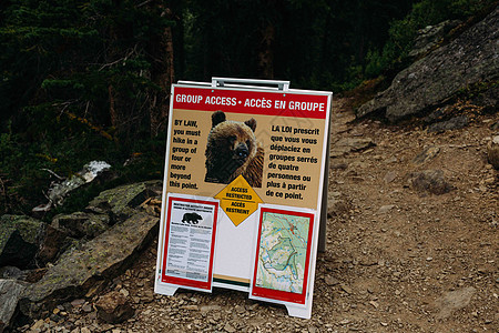 加拿大艾伯塔省公园野熊警告标志图片