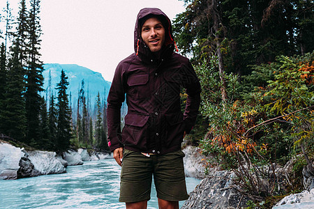 身穿防水衣看着镜头微笑的男人加拿大艾伯塔邦夫公园图片